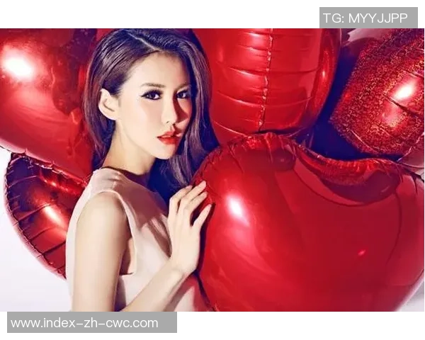 胸夹手机足球宝贝展现青春活力与时尚魅力的完美结合 胸夹手机足球宝贝展现青春活力与时尚魅力的完美结合